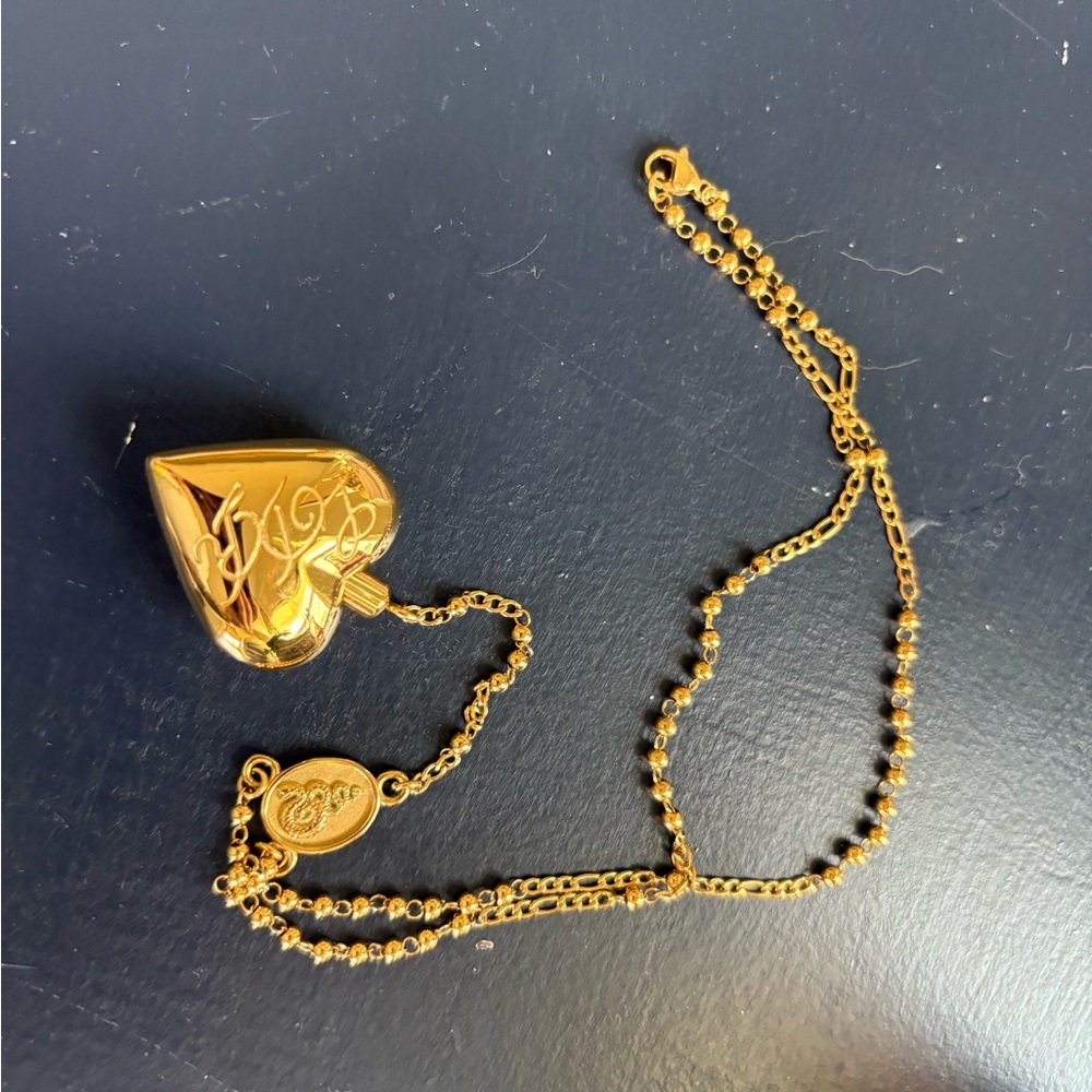 Lana Del Rey iconic necklace